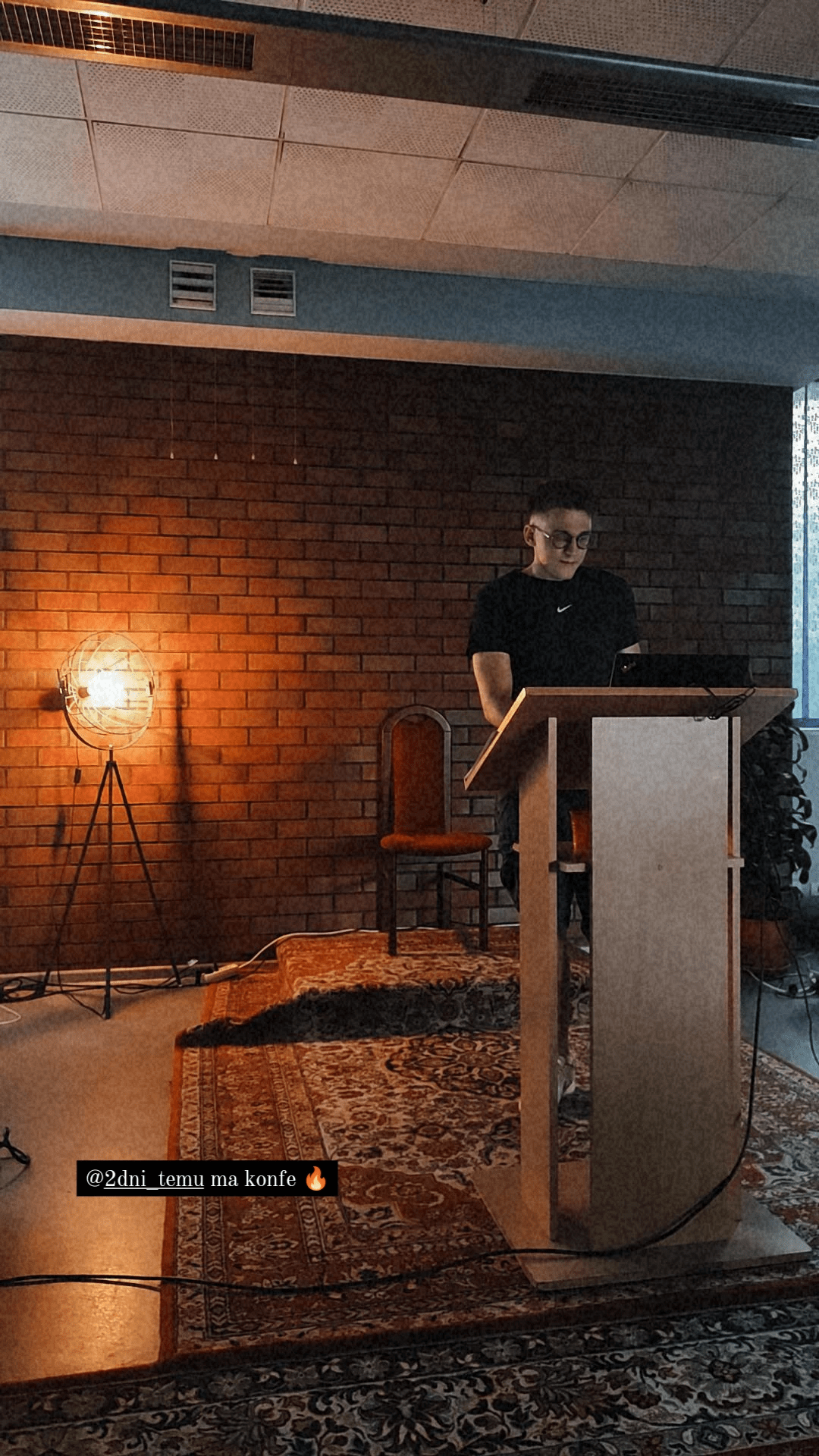 chłopak przygotowujący się do konferencji